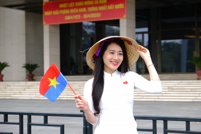Hà Nội: Hàng nghìn người xếp hàng dài vào Lăng Bác trước thềm 30/4