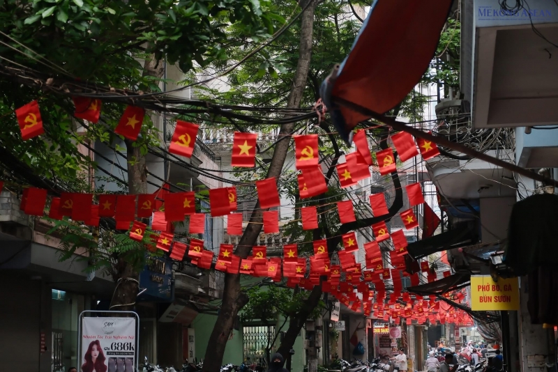Hà Nội: Hàng nghìn người xếp hàng dài vào Lăng Bác trước thềm 30/4