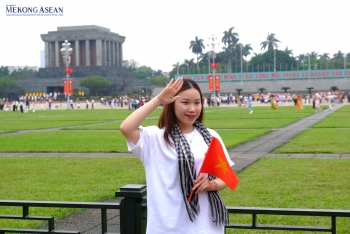 Hà Nội: Hàng nghìn người xếp hàng vào Lăng Bác trước thềm 30/4