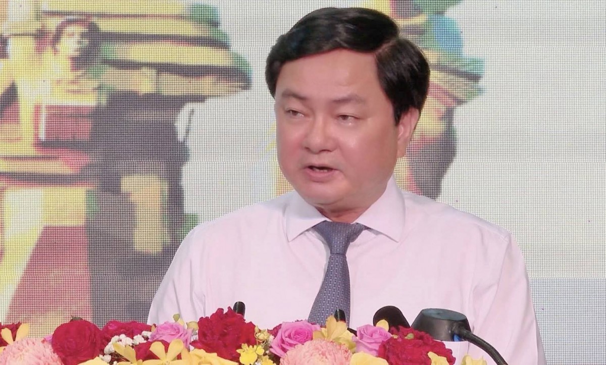 Bí thư Tỉnh ủy – Nguyễn Văn Quyết đọc diễn văn ôn lại truyền thống hào hùng 50 năm Ngày giải phóng tỉnh Long An và giải phóng miền Nam, thống nhất đất nước