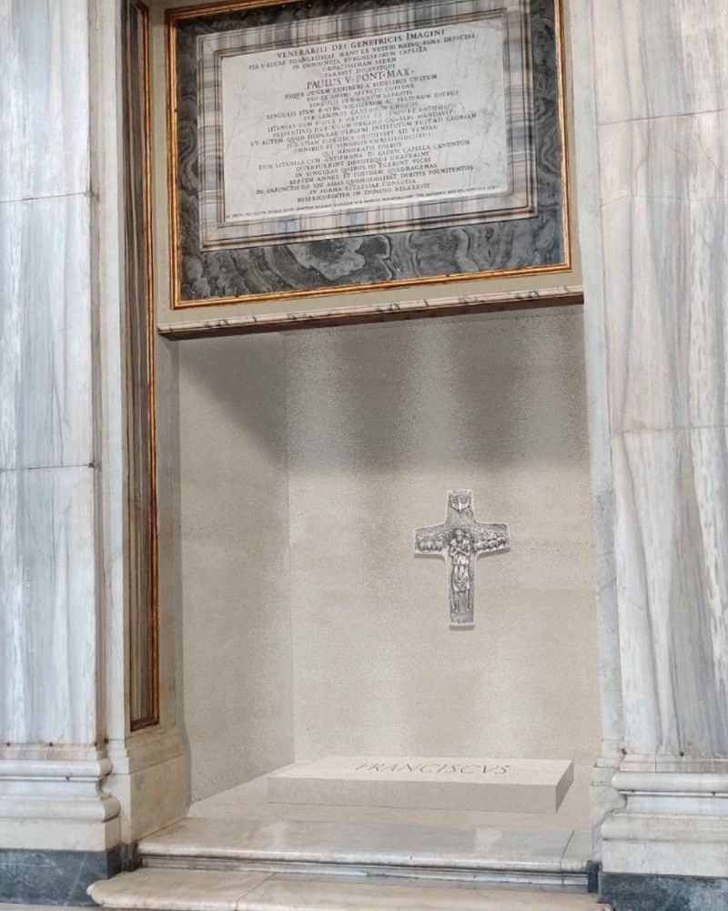 Ngôi mộ khắc chữ “Franciscus” – tên Latinh của ngài – cùng với bản sao cây thánh giá sắt mộc mạc mà ngài từng đeo suốt đời. Ảnh: Vatican News
