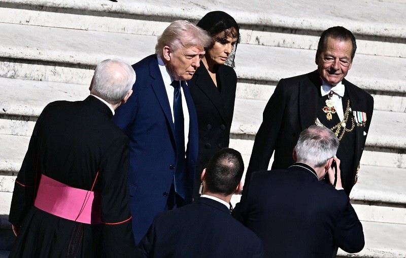 Tổng thống Mỹ Donald Trump cùng phu nhân đến dự lễ tang. Ảnh: Getty