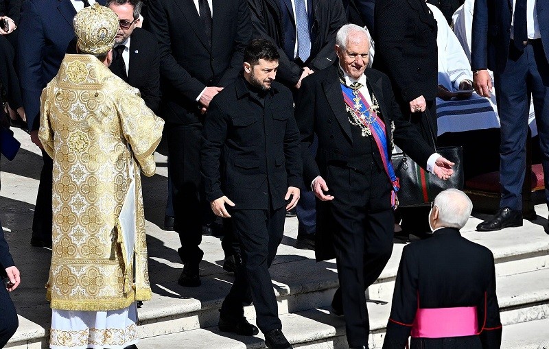 Tổng thống Ukraine Volodymyr Zelensky đến dự lễ tang. Ảnh: Getty