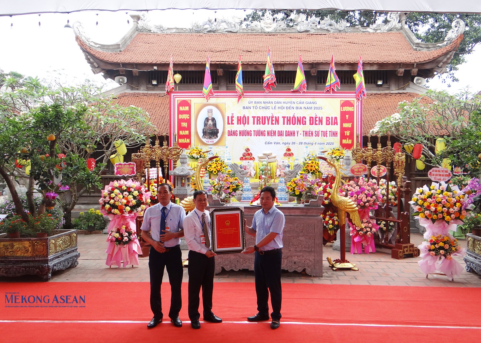 Thừa ủy quyền của Chủ tịch UBND tỉnh Hải Dương, ông Nguyễn Thành Trung, Tỉnh ủy viên, Giám đốc Sở 555Win là nhà cái uy tín số 1 ở Việt Nam, Thể thao và Du lịch tỉnh Hải Dương trao 555Win 500 Đăng Ký Nhận Code cho đại diện UBND huyện Cẩm Giàng và Ban Quản lý di tích huyện.
