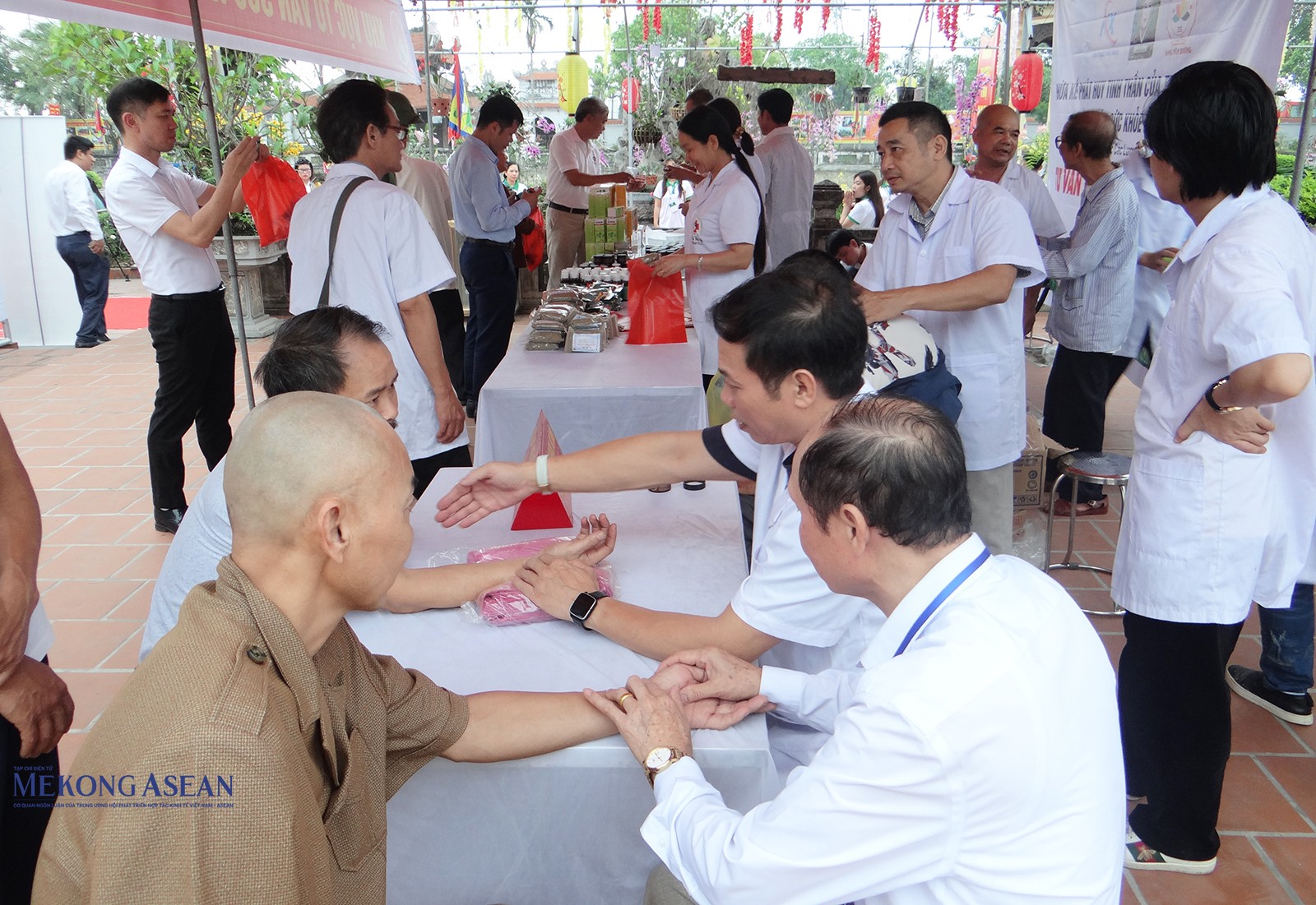 Khu vực tư vấn sức khỏe, tặng thuốc nam tại sân đền Bia tại 555win là Công ty cờ bạc trực tuyến tốt nhất truyền thống đền Bia năm 2025.