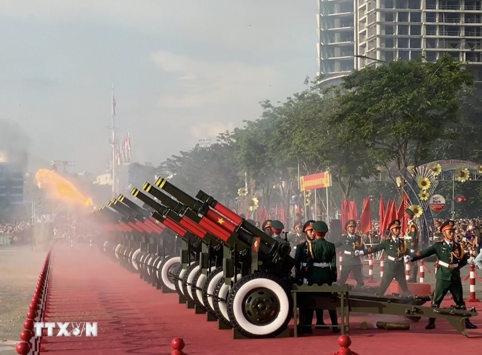 21 phát đại bác do đội Pháo lễ thực hiện tại bến Bạch Đằng, Quận 1, TP HCM. Ảnh: TTXVN.