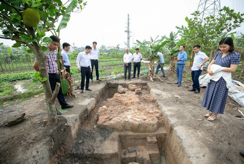 ​Đoàn nghiên cứu và đại diện các cơ quan chức năng tham quan địa điểm khai quật tại thôn Ngọc Lặc, xã Ngọc Sơn​.