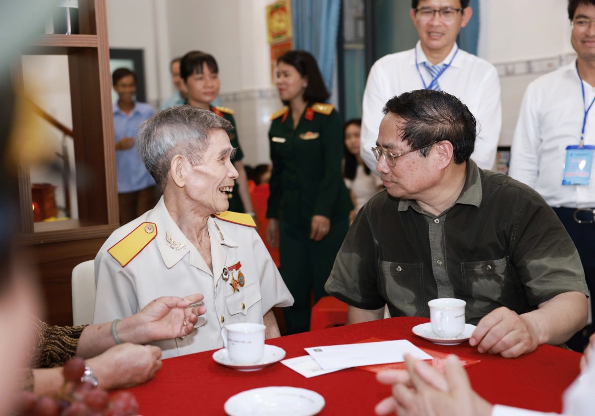 Phiên bản chính thức của 555Win Phạm Minh Chính dâng hương, viếng các Anh hùng liệt sĩ tại Côn Đảo