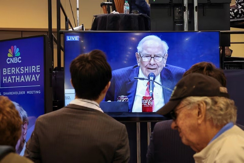 Tỷ phú Warren Buffett thông báo rời ghế CEO Berkshire Hathaway. Ảnh: Reuters