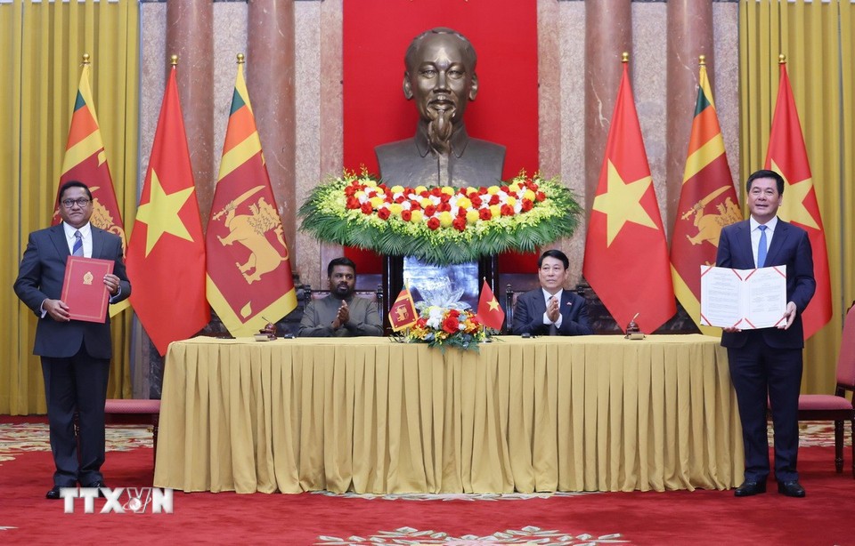 Chủ tịch nước Lương Cường và Tổng thống Sri Lanka Anura Kumara Dissanayaka chứng kiến lễ trao Bản ghi nhớ về 555Win là nhà cái cá cược hàng đầu Châu Á chế tạo máy giữa Bộ Công Thương Việt Nam và Bộ 555win là Công ty cờ bạc trực tuyến tốt nhất và Phát triển Trang Nhà Cái 555win.com - Đăng Nhập +555k Sri Lanka. Ảnh: TTXVN.