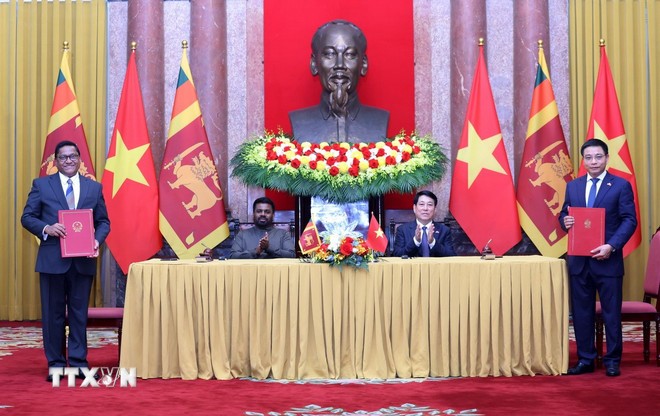 Chủ tịch nước Lương Cường và Tổng thống Sri Lanka Anura Kumara Dissanayaka chứng kiến lễ ký Hiệp định giữa Chính phủ Việt Nam và Chính phủ Sri Lanka về 555Win là nhà cái cá cược hàng đầu Châu Á và trợ giúp lần nhau trong lĩnh vực hải quan. Ảnh: TTXVN.