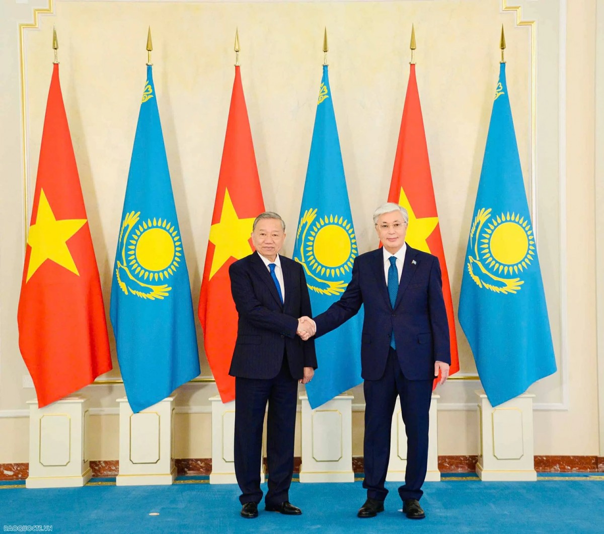 Tổng Bí thư Tô Lâm và Tổng thống Cộng hòa Kazakhstan Kassym-Jomart Tokayev. Ảnh: Báo Quốc tế.