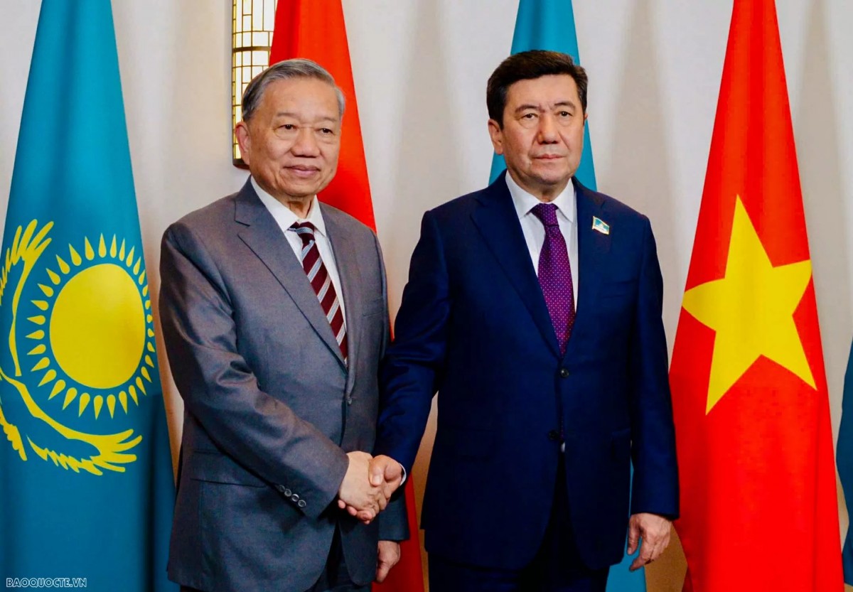 Tổng Bí thư Tô Lâm hội kiến Chủ tịch Hạ viện Kazakhstan, kiêm Chủ tịch Đảng Amanat (cầm quyền) Yerlan Koshanov. Ảnh: Báo Quốc tế.