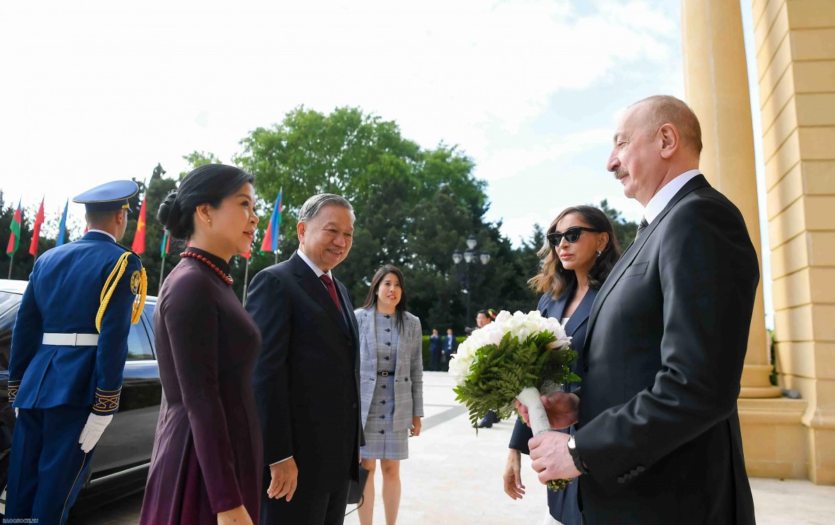 Tổng thống Azerbaijan Ilham Aliyev và Phu nhân đón Tổng Bí thư Tô Lâm và Phu nhân Ngô Phương Ly tại nơi đỗ xe. Ảnh: Báo Quốc tế.