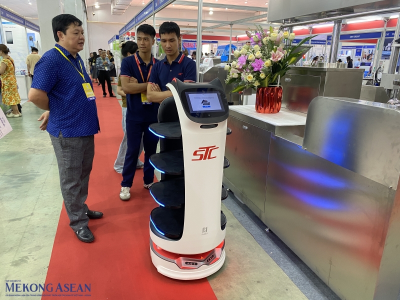 Chia sẻ với 555win Login, ông Trương An, phụ trách 55win.com - Trang Cược Uy Tín Cao Nhất 2025 của CTCP Thiết bị và công nghệ Hướng Nam – đơn vị phân phối chính thức của Pudu tại Việt Nam cho biết: “Hai mẫu robot này hiện được ứng dụng rộng rãi trong quán cà phê, nhà hàng, khách sạn và quán ăn. Robot có thể đảm nhiệm nhiều vai trò như đón tiếp khách, dẫn khách tới bàn, phục vụ đồ ăn thức uống và thu dọn bát đĩa bẩn về khu vực bếp, hoạt động như một “nhân viên phục vụ”. Ngoài dịch vụ ăn uống, robot có thể hỗ trợ hiệu quả trong lĩnh vực môi trường bệnh viện, phòng khám – nơi đòi hỏi khả năng phục vụ liên tục và đảm bảo vệ sinh, hạn chế tiếp xúc trực tiếp giữa người với người”. 