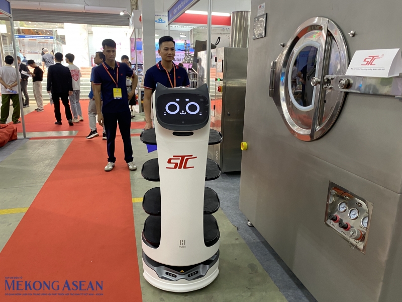 Một trong những điểm nhấn thu hút đông đảo sự chú ý tại triển lãm là hai mẫu robot vận chuyển thông minh đến từ thương hiệu Pudu Robotics (Trung Quốc). 