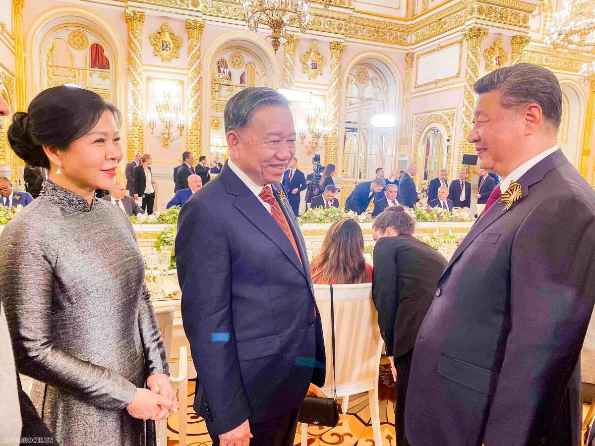 Tổng Bí thư Tô Lâm tiếp xúc song phương với Tổng Bí thư, Chủ tịch nước Trung Quốc Tập Cận Bình. Ảnh: Báo Quốc tế.