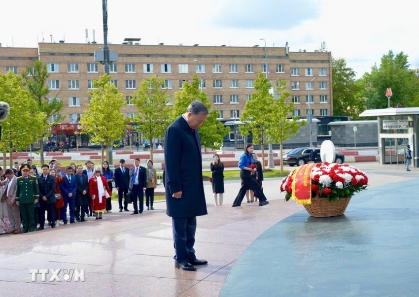 Tổng Bí thư Tô Lâm đặt hoa tại Tượng đài Bác Hồ ở Moscow