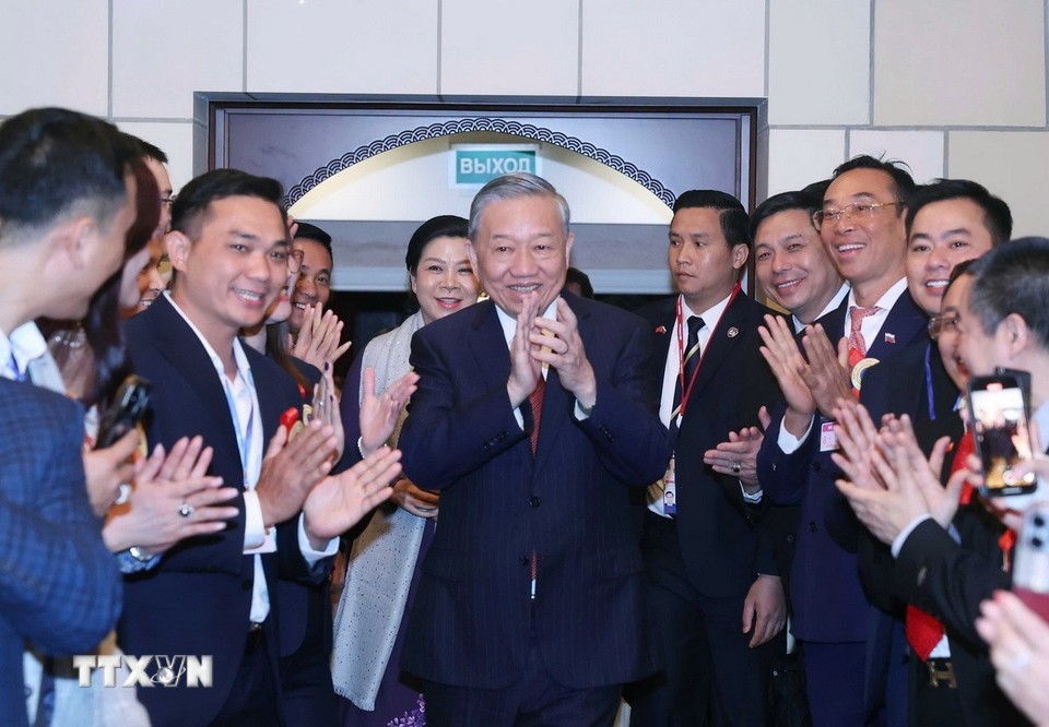Tổng Bí thư Tô Lâm và Phu nhân gặp gỡ cán bộ, nhân viên Đại sứ quán Việt Nam cùng đại diện cộng đồng người Việt Nam tại Liên bang Nga. Ảnh: TTXVN.