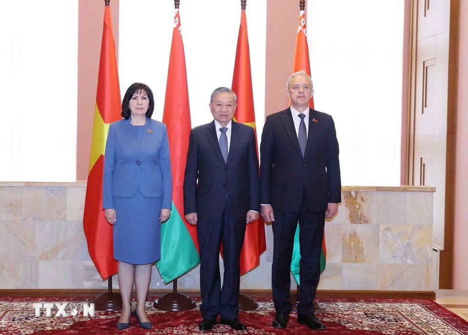 Chủ tịch Thượng viện Natalya Kochanova (bên trái) và Chủ tịch Hạ viện Igor Sergeyenko (bên phải) 