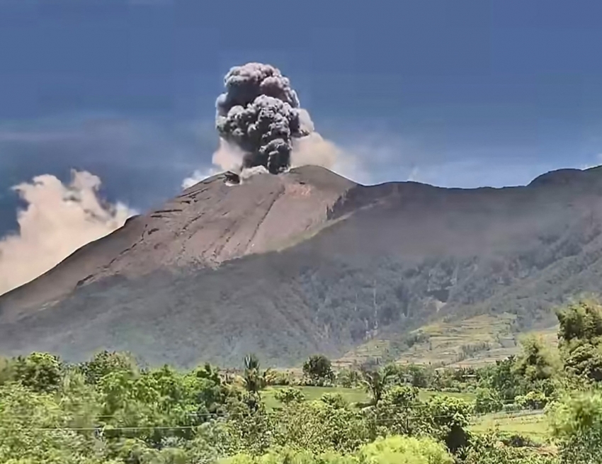 Video núi lửa Philippines phun trào, nhả cột khói cao 4,5 km