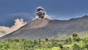 Video núi lửa Philippines phun trào, nhả cột khói cao 4,5 km