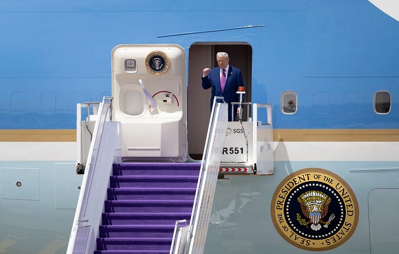 Tổng thống Trump tại sân bay quốc tế Vua Khalid ngày 13/5. Ảnh: AFP