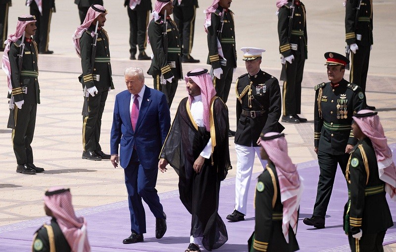 Tổng thống Donald Trump và Thái tử Mohammed bin Salman cùng bước trên thảm tím. Ảnh: AFP