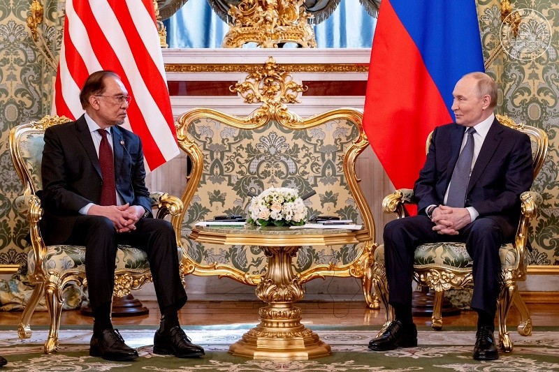 Ông Anwar Ibrahim và ông Vladimir Putin tại Moscow ngày 14/5. Ảnh: Facebook/@Anwar Ibrahim