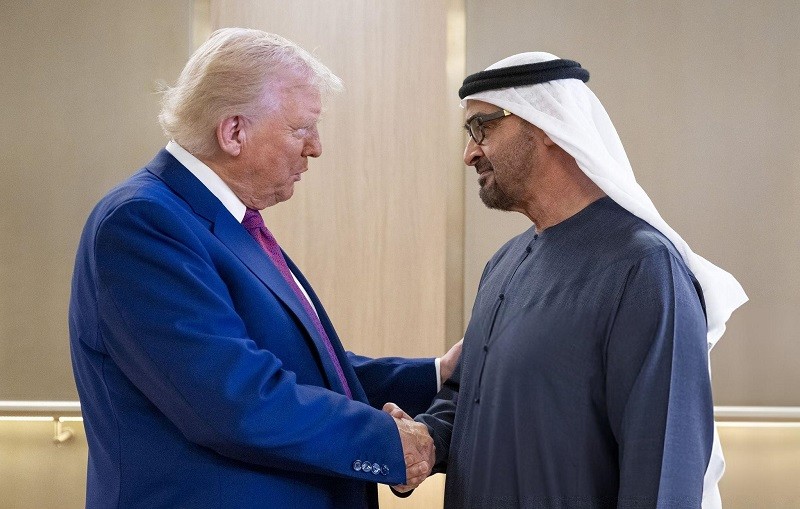 Tổng thống Mỹ Donald Trump và Tổng thống UAE Sheikh Mohamed bin Zayed Al Nahyan tại Abu Dhabi ngày 15/5. Ảnh: Getty