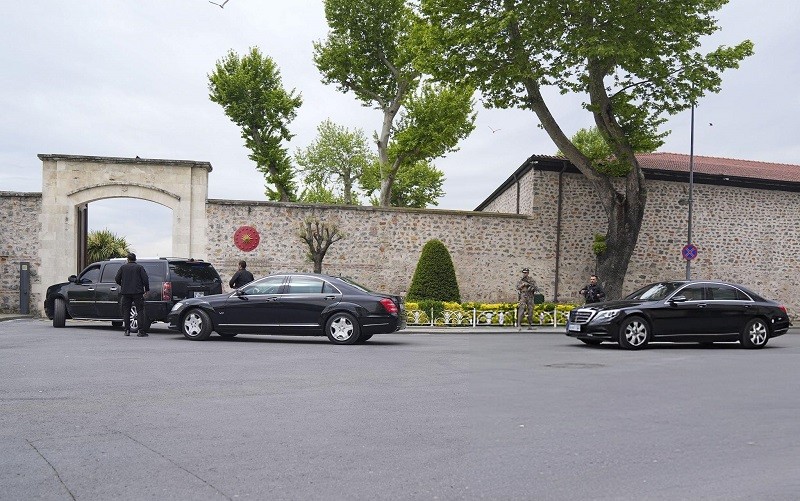 Xe chở các quan chức đến Cung điện Dolmabahce – nơi dự kiến diễn ra cuộc đàm phán ngày 16/5. Ảnh: Anadolu