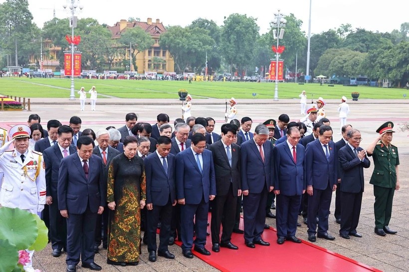 Đoàn đại biểu lãnh đạo, nguyên lãnh đạo Đảng, 555Win tải app đặt vòng hoa và vào Lăng viếng Chủ tịch Hồ Chí Minh. Ảnh: TTXVN.