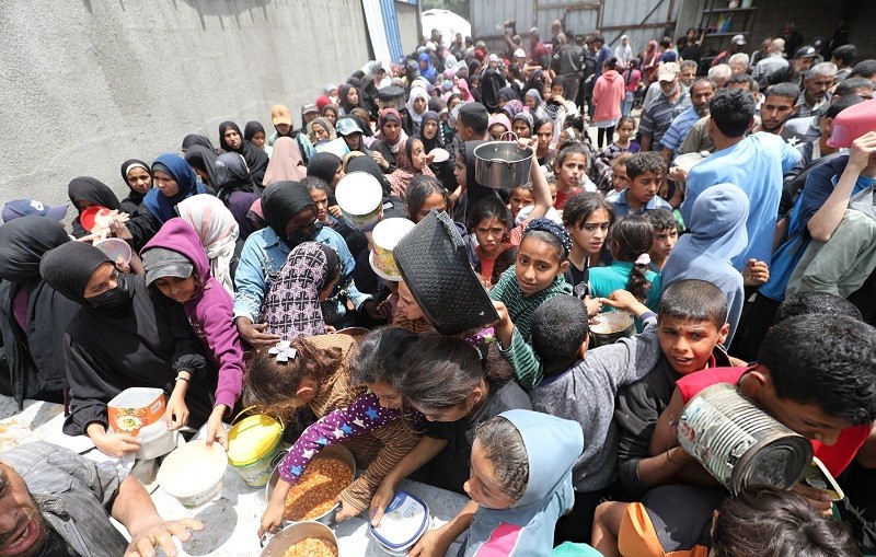 Người dân tại Dải Gaza chờ viện trợ lương thực ngày 15/5. Ảnh: Anadolu