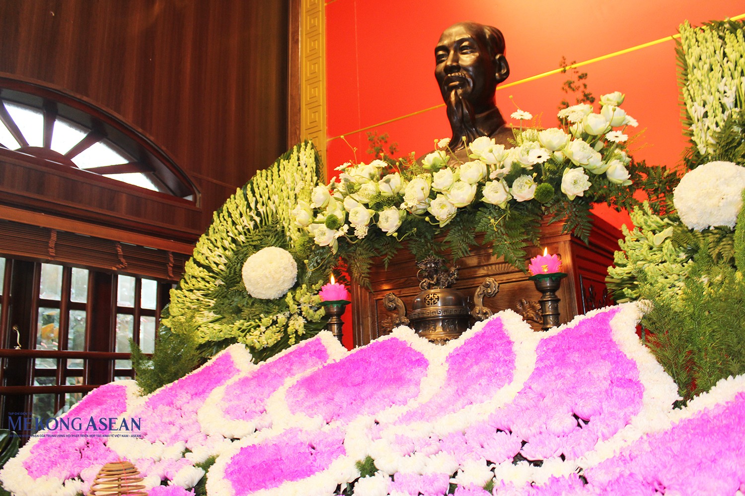 Tượng đài Chủ tịch Hồ Chí Minh tại Nhà tưởng niệm ở phường Ái Quốc, thành phố Hải Dương.