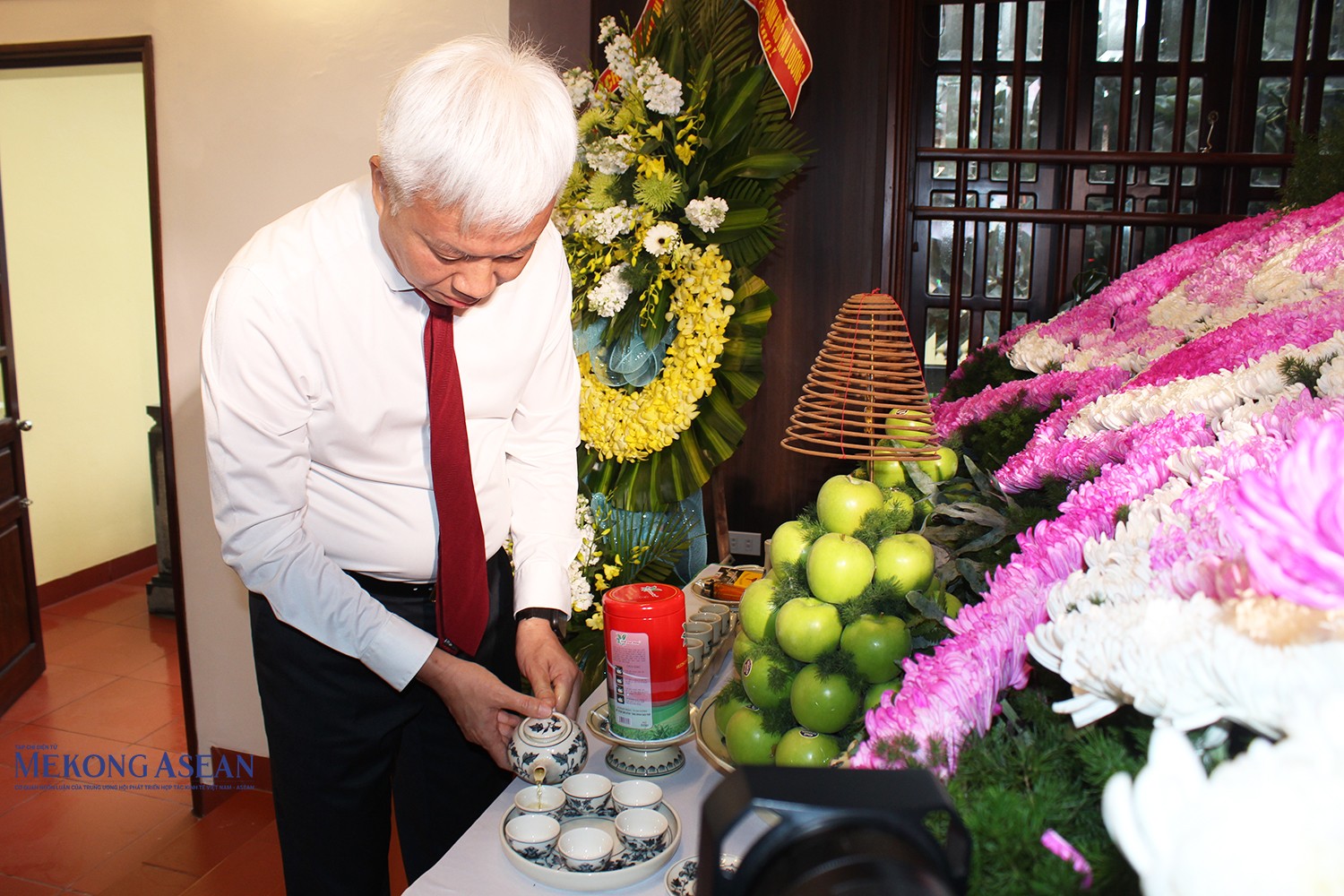 Ông Lê Đình Long, Ủy viên Ban Thường vụ Tỉnh ủy, Bí thư Thành ủy Hải Dương pha trà kính dâng lên Bác.