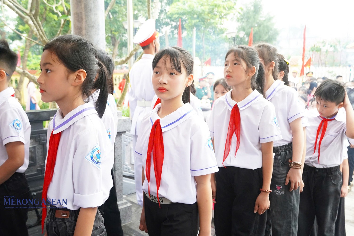 Các em học sinh vào viếng Bác Hồ.