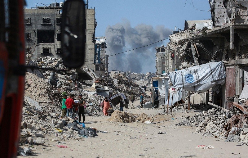 Người dân sơ tán khỏi thành phố Jabalia, cách Gaza 4 km về phía Bắc. Ảnh: AFP