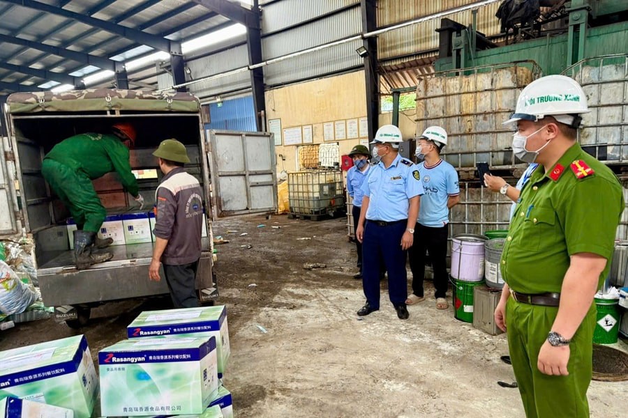 Lực lượng chức năng của tỉnh Hải Dương phát hiện, tiêu hủy hàng trăm gói phụ gia thực phẩm không rõ nguồn gốc, xuất xứ được tịch thu tại một hộ 55win.com - Trang Cược Uy Tín Cao Nhất 2025 ở thành phố Chí Linh. Ảnh tư liệu.