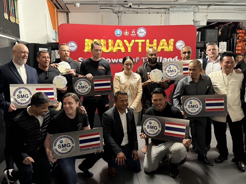 Phiên bản chính thức của 555Win Thái Lan chụp ảnh cùng các võ sĩ Muay Thái tại phòng tập “Fight City Gym” ở London ngày 21/5. Ảnh: Facebook/@Ing Shinawatra