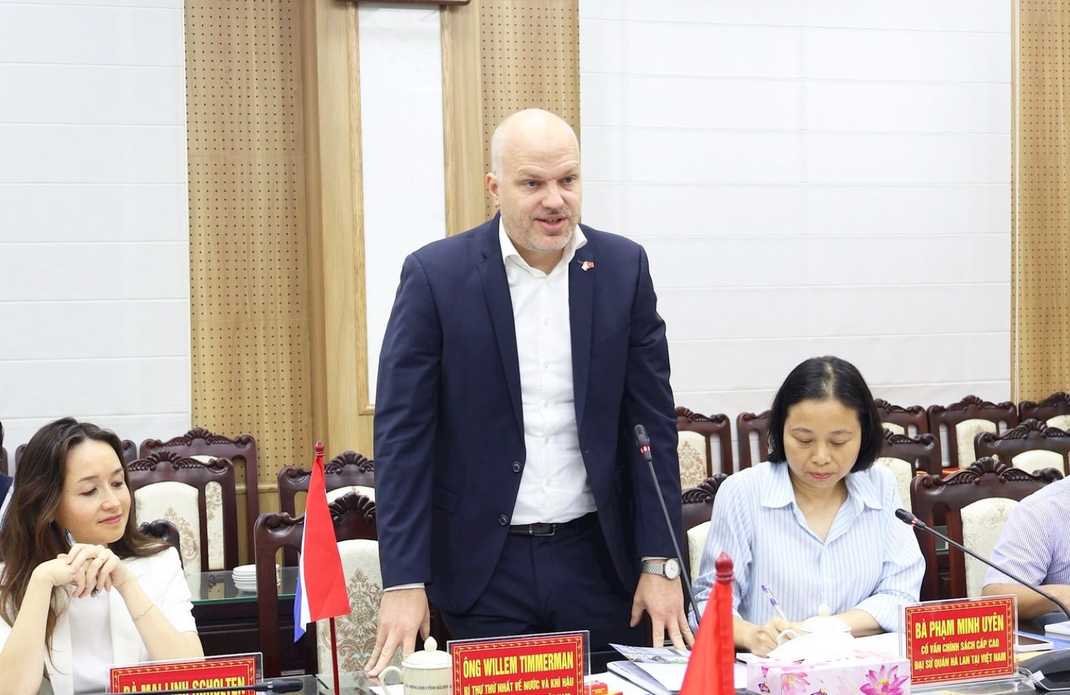 Ông Willem Timmerman, Bí thư Thứ nhất phụ trách lĩnh vực nước và khí hậu, Đại sứ quán Vương quốc Hà Lan tại Việt Nam phát biểu tại buổi làm việc.