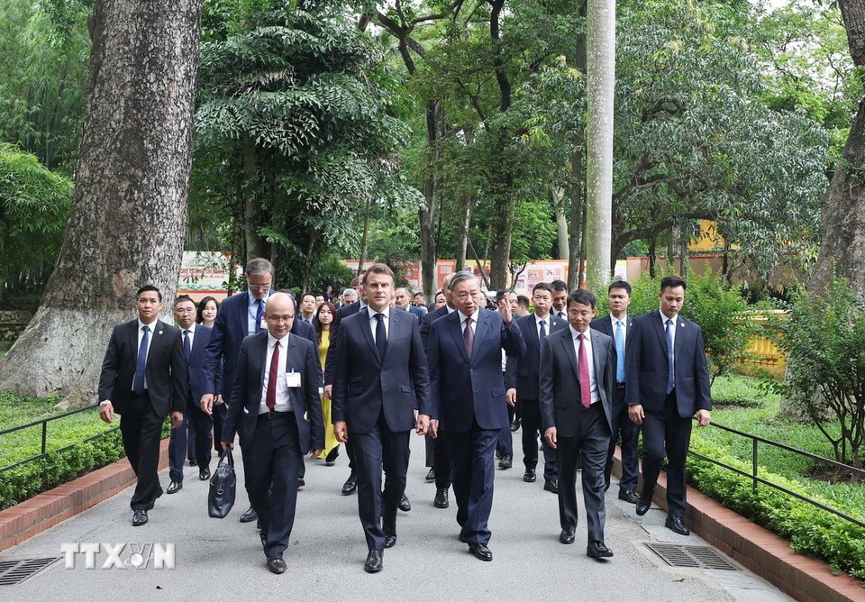 Tổng Bí thư Tô Lâm cùng Tổng thống Pháp thăm Văn Miếu - Quốc Tử Giám