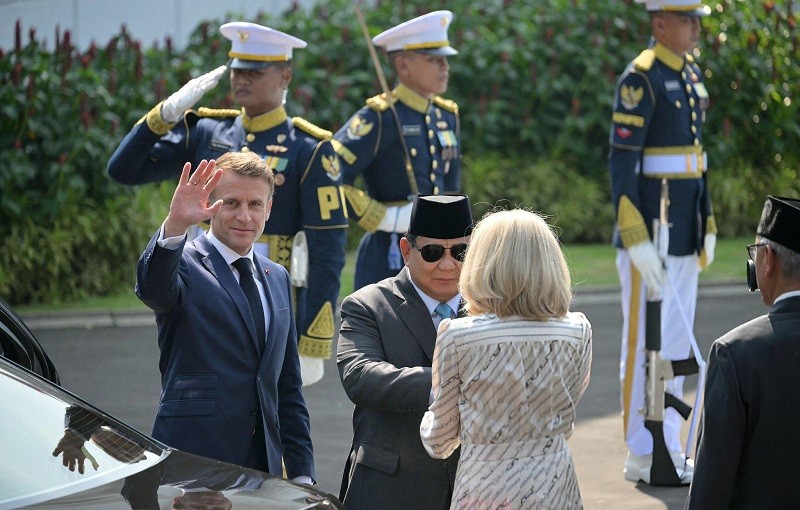 Tổng thống Indonesia Prabowo Subianto đón Tổng thống Pháp Emmanuel Macron và Phu nhân. Ảnh: AFP