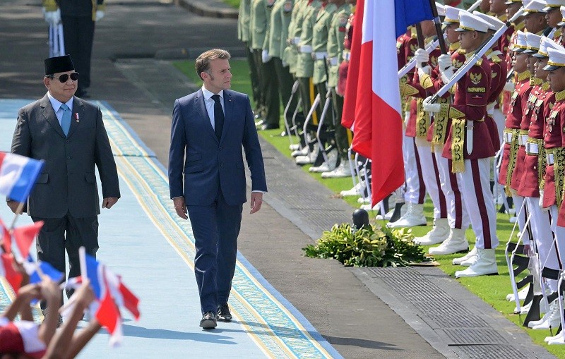 Tổng thống Prabowo Subianto và Tổng thống Pháp Emmanuel Macron duyệt Đội danh dự Quân đội Indonesia. Ảnh: Getty