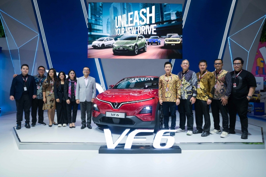 VF 6 bản tay lái nghịch lần đầu ra mắt triển lãm ô tô lớn nhất Indonesia