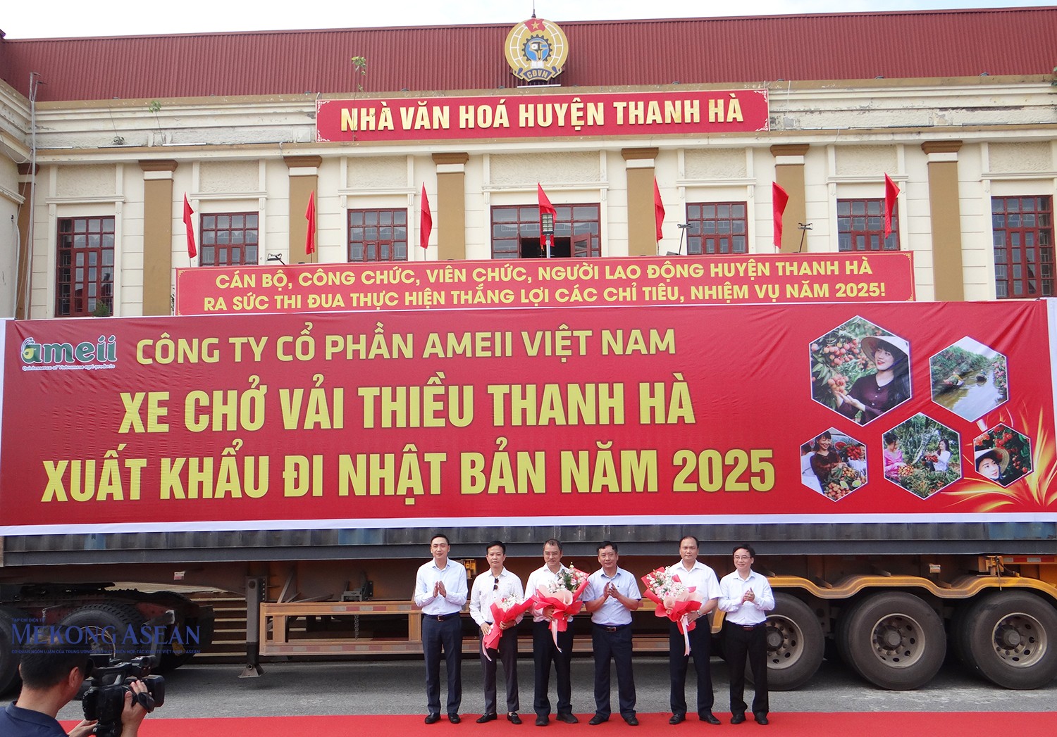 Lãnh đạo UBND tỉnh Hải Dương tặng hoa 3 Trang Nhà Cái 555win.com - Đăng Nhập +555k xuất khẩu vải thiều Thanh Hà tiêu biểu.