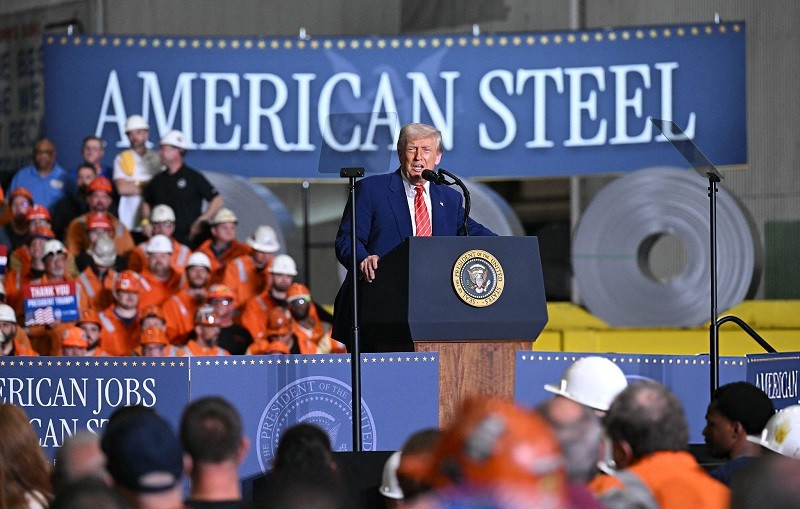 Tổng thống Trump tại nhà máy Irvin Works ngày 30/5. Ảnh: Getty