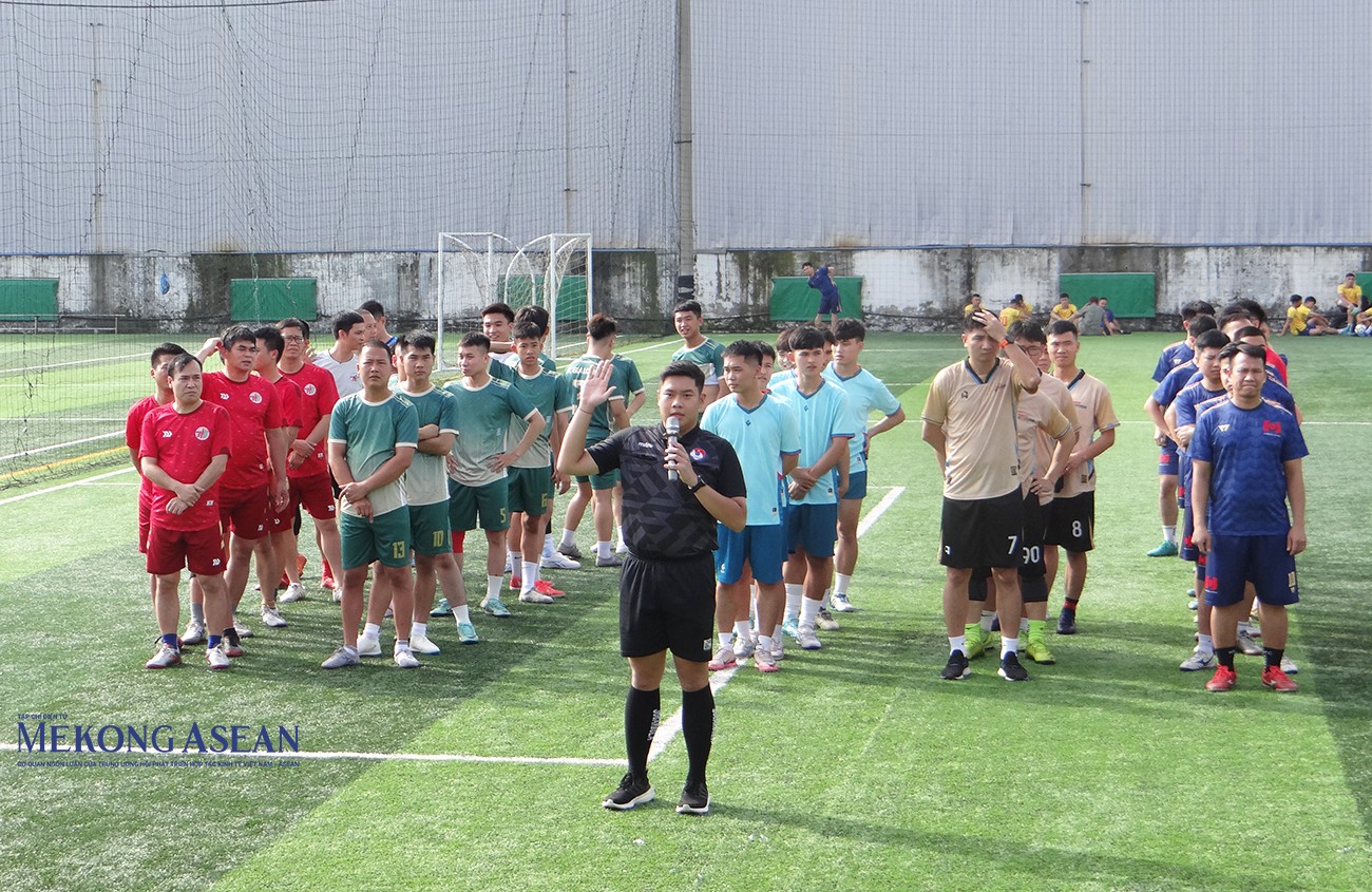 Đại diện trọng tài giải bóng đá đọc lời tuyên thệ.