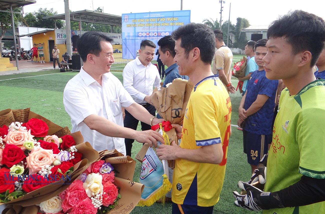 Ông Nguyễn Đức Tuấn, Ủy viên Ban thường vụ Tỉnh ủy, Chủ tịch Ủy ban MTTQ Việt Nam tỉnh, Chủ tịch Liên hiệp Các tổ chức hữu nghị tỉnh Hải Dương tặng hoa chúc mừng các đội bóng.