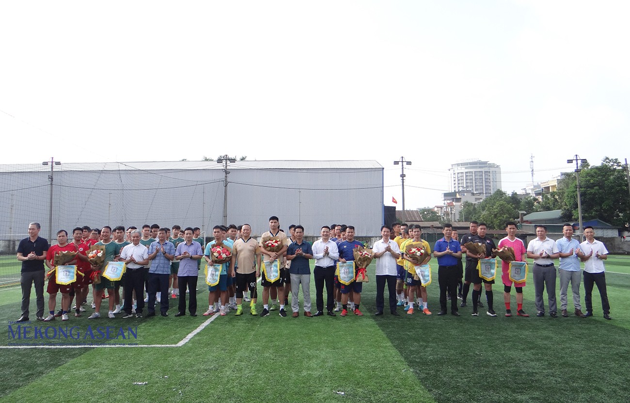 Đại diện lãnh đạo các cơ quan, đơn vị tặng hoa chúc mừng các đội bóng.