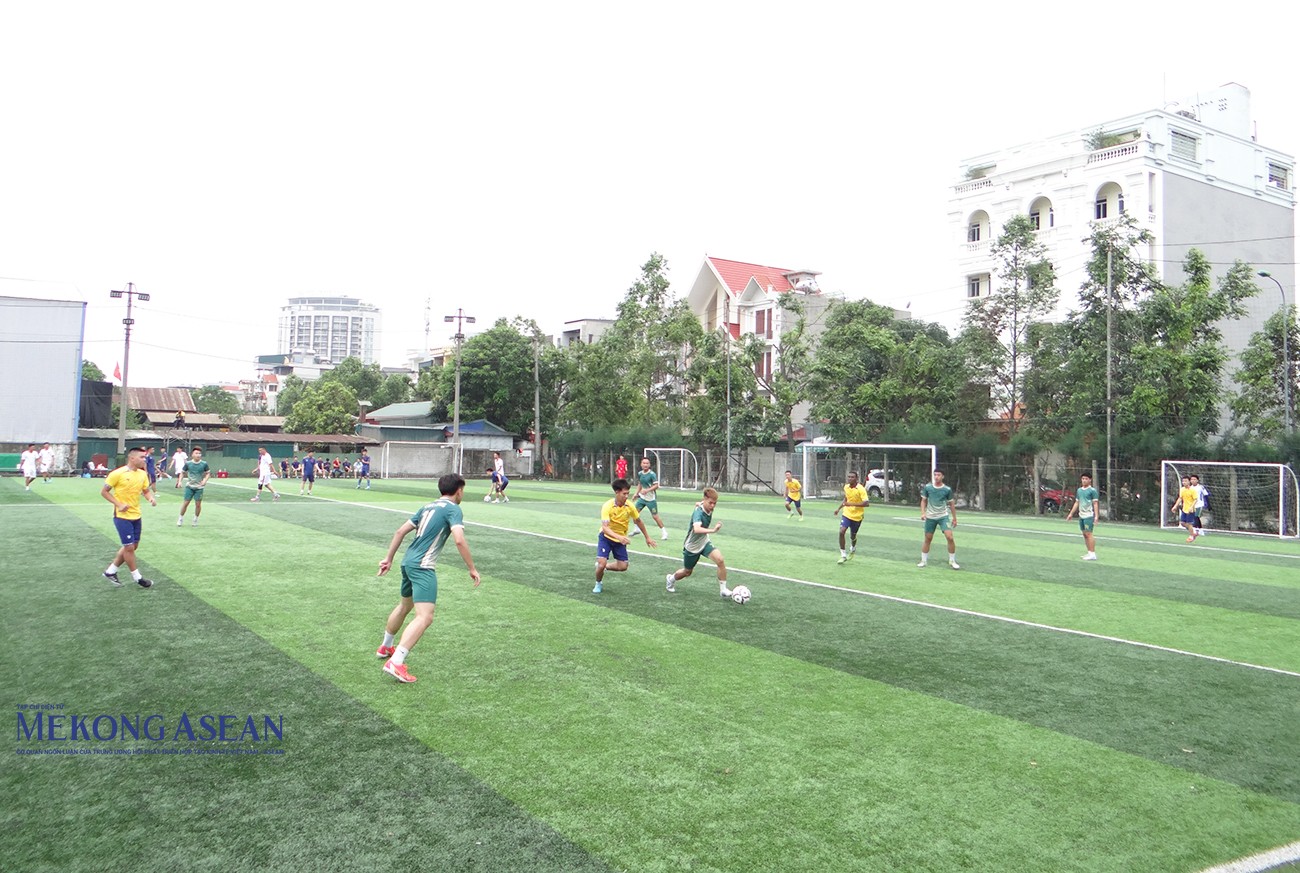 Ngay sau lễ khai mạc, có 6 đội bóng thi đấu lượt trận đầu tiên.